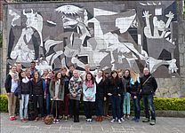 Die CJD - Gruppe vor der Nachbildung des weltberühmten Gemäldes von Picasso