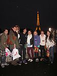 Foto von der CJD Gruppe, im Hintergrund der Eiffelturm