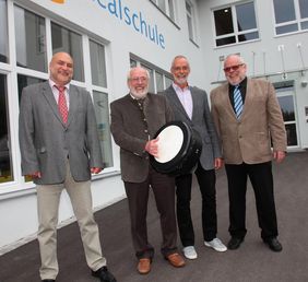 von links: Wolfgang Greiner (Schulleiter), Erich Güll, Peter Althaus (neuer Konrektor), Christian Hinterbrandner (CJD Verbundleitung Bayern)
